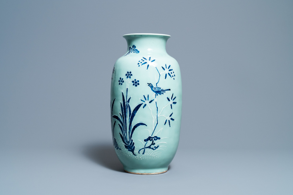 Un vase en porcelaine de Chine en bleu et blanc &agrave; fond c&eacute;ladon, Qianlong