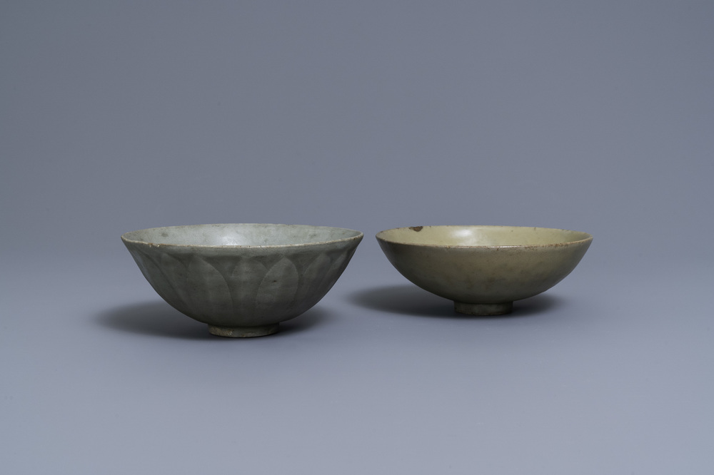 Twee Chinese Longquan celadon-geglazuurde kommen, Song/Ming