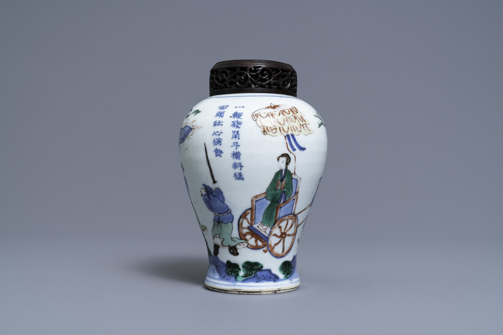 Un vase en porcelaine de Chine wucai &agrave; d&eacute;cor de 'Hongfu', &eacute;poque Transition