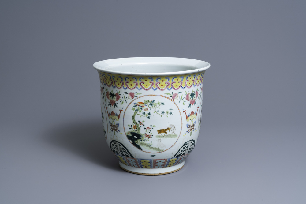 Une jardini&egrave;re en porcelaine de Chine famille rose, 19&egrave;me