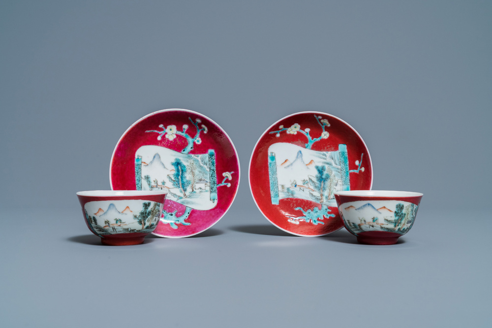 Une paire de tasses et soucoupes en porcelaine de Chine famille rose &agrave; fond rouge de rubis, Yongzheng