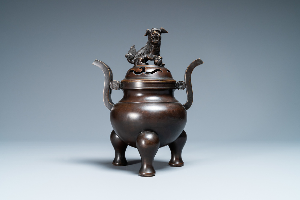 Een Chinese bronzen driepotige wierookbrander met deksel, Qianlong merk, 19/20e eeuw