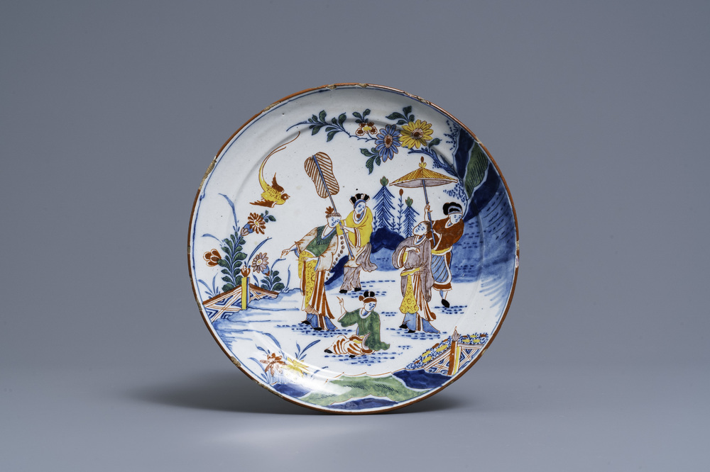 Une assiette en fa&iuml;ence de Delft polychrome &agrave; d&eacute;cor de chinois dans un jardin, 18&egrave;me