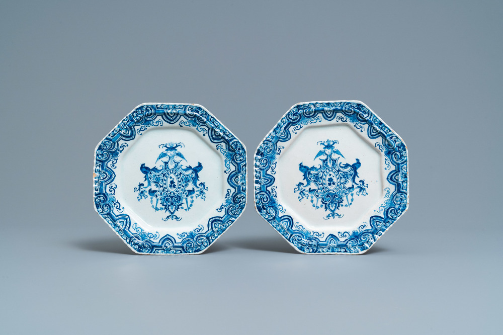 Une paire d'assiettes de forme octagonale en fa&iuml;ence de Delft en bleu et blanc, 18&egrave;me