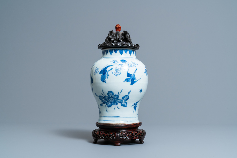 Un vase en porcelaine de Chine en bleu et blanc &agrave; d&eacute;cor d'oiseaux, &eacute;poque Transition