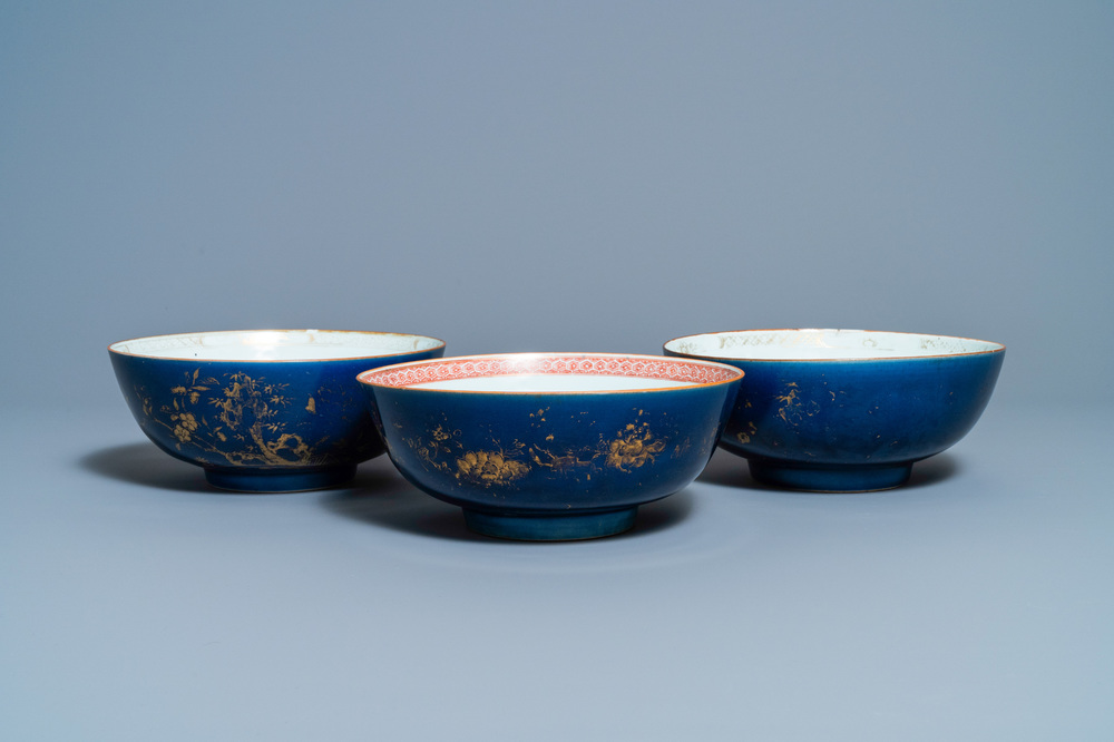 Drie Chinese monochrome blauwe kommen met verguld decor, Kangxi