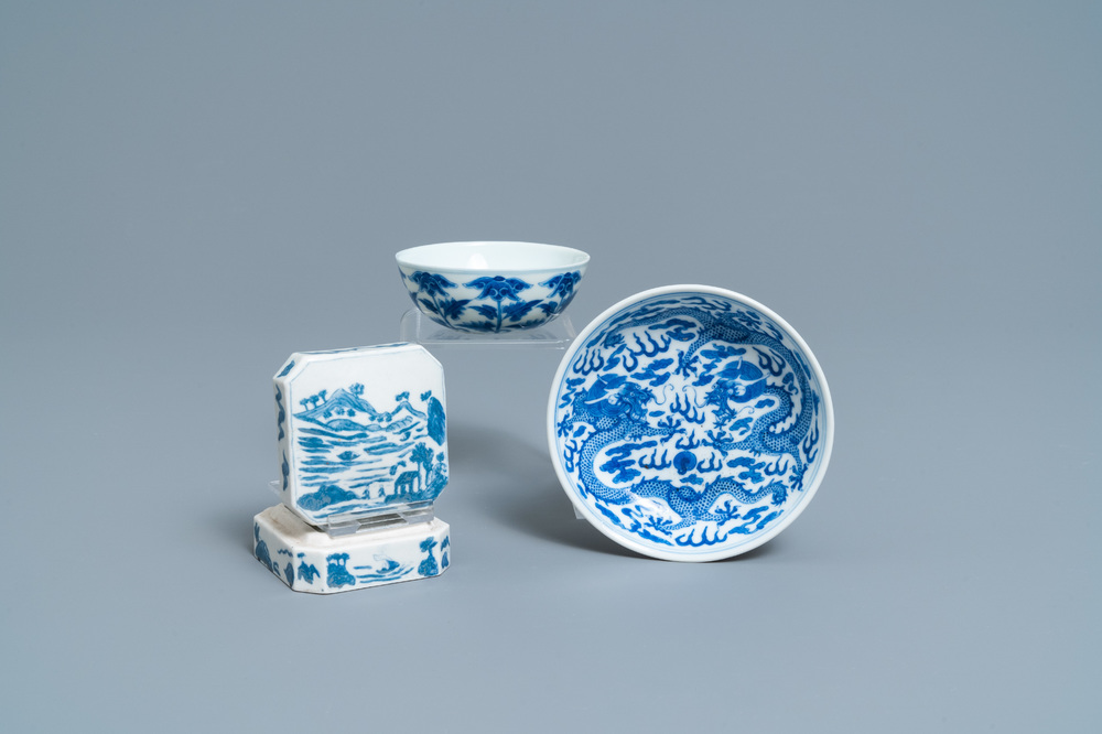 A Chinese blue and white plate, a bowl and a box and cover, Qianlong and Guangxu mark, 19/20th C.