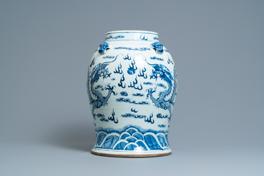Un vase en porcelaine de Chine en bleu et blanc &agrave; d&eacute;cor de dragons, 19&egrave;me