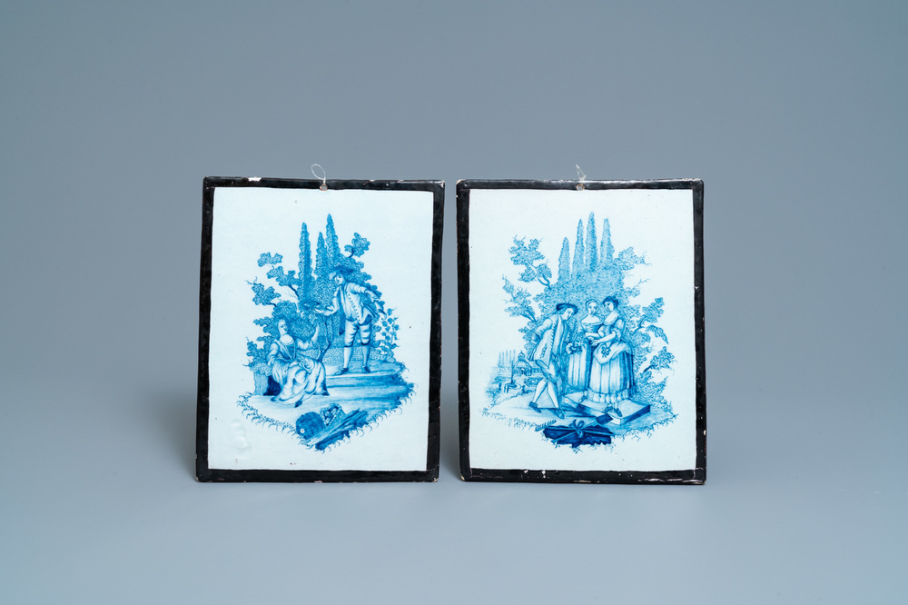 Une paire de plaques en fa&iuml;ence de Delft en bleu et blanc aux bordures en noir, 18&egrave;me