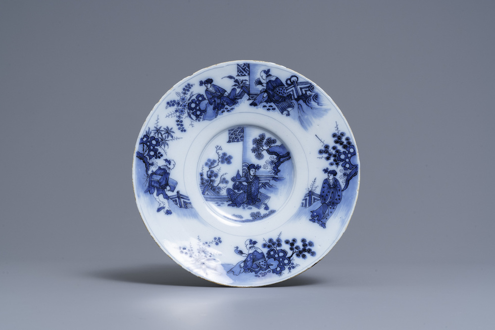 Un plat en fa&iuml;ence de Delft en bleu et blanc &agrave; d&eacute;cor de chinoiserie, fin du 17&egrave;me