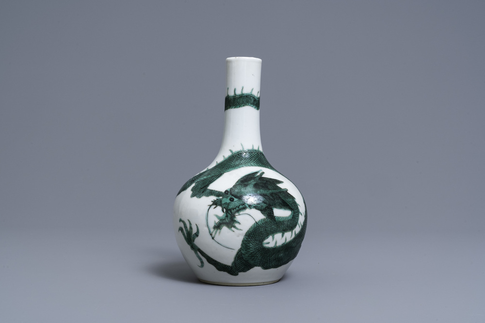 Un vase de forme bouteille en porcelaine de Chine famille verte, marque de Kangxi, 19&egrave;me