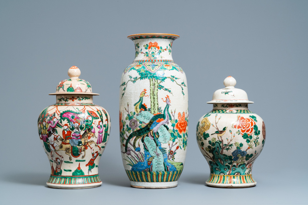 Trois vases en porcelaine de Chine famille rose et verte &agrave; fond craquel&eacute;, Chine, 19/20&egrave;me