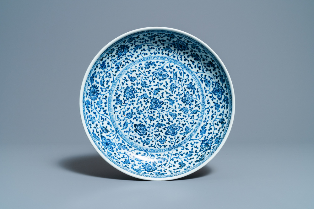 Un plat en porcelaine de Chine en bleu et blanc &agrave; d&eacute;cor de rinceaux floraux de style Ming, Qianlong