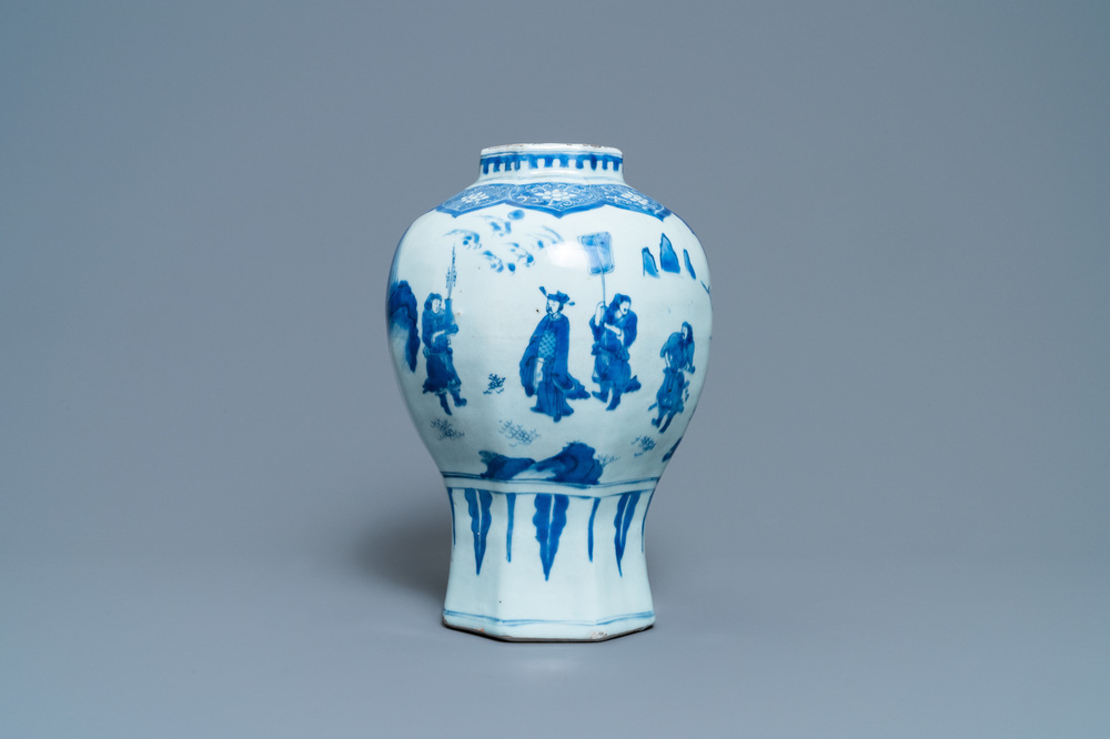 Un vase en porcelaine de Chine en bleu et blanc &agrave; d&eacute;cor de figures dans un paysage, &eacute;poque Transition