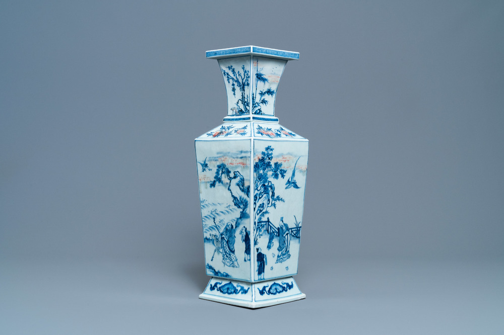 Un vase de forme carr&eacute;e en porcelaine de Chine en bleu, blanc et rouge de fer, Kangxi