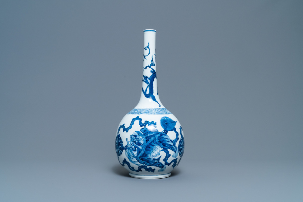 Een Chinese blauw-witte flesvormige vaas met boeddhistische leeuwen, Kangxi