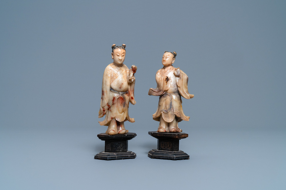 Une paire de figures en pierre &agrave; savon de Shoushan, Kangxi