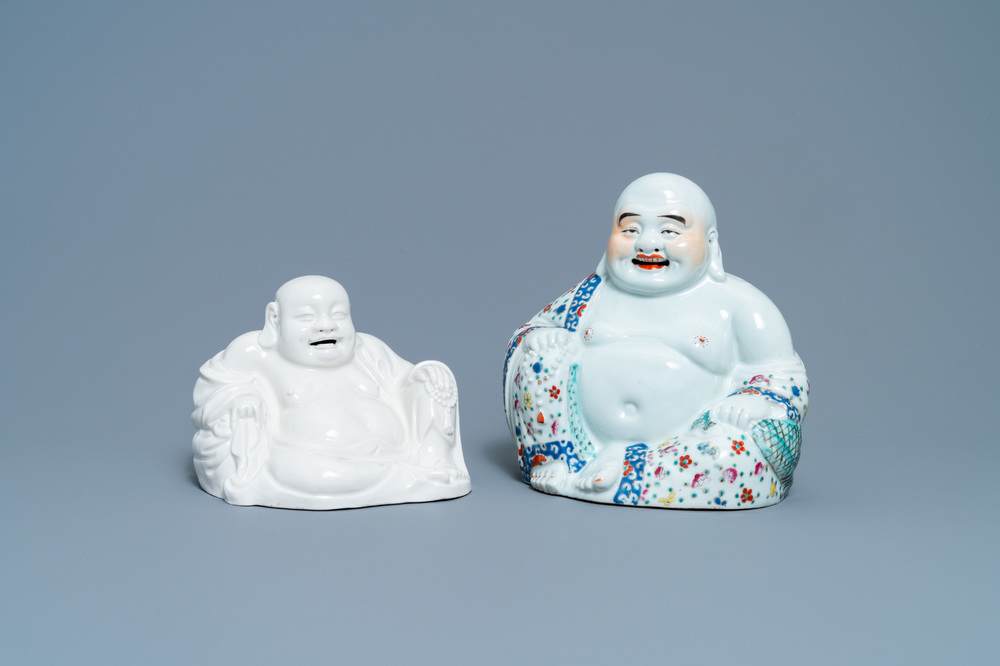 Une figure de Bouddha en porcelaine de Chine famille rose et une en blanc de Chine, 19/20&egrave;me