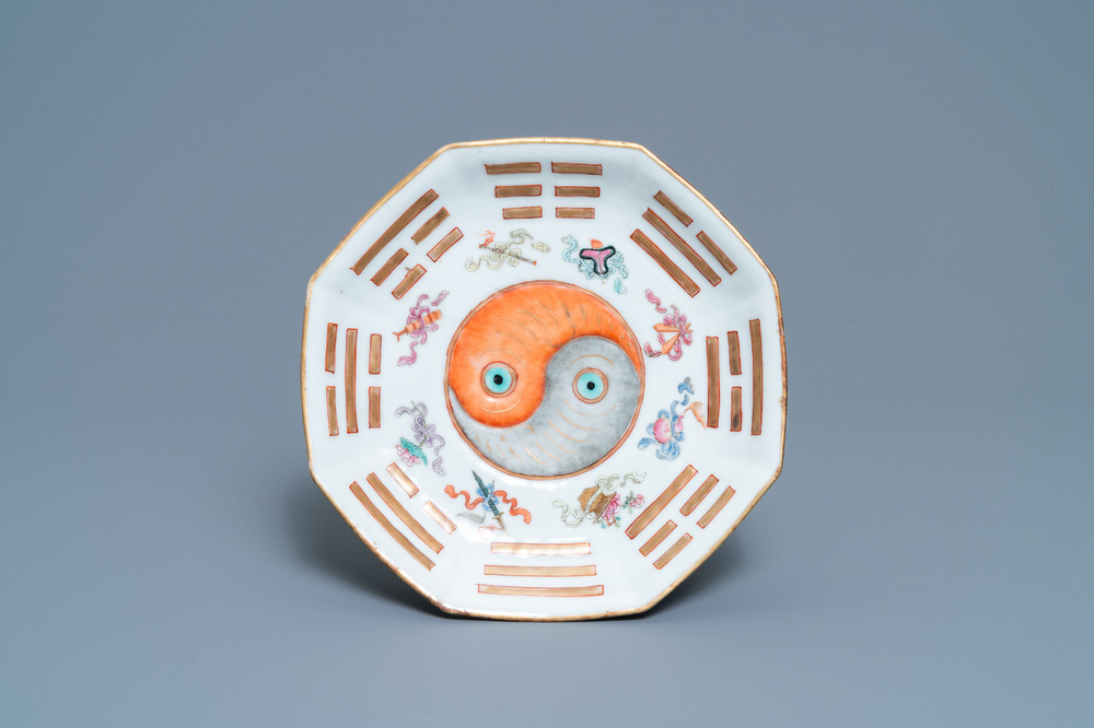 Un bol en porcelaine de Chine &agrave; d&eacute;cor 'Yin et Yang', marque et &eacute;poque de Tongzhi