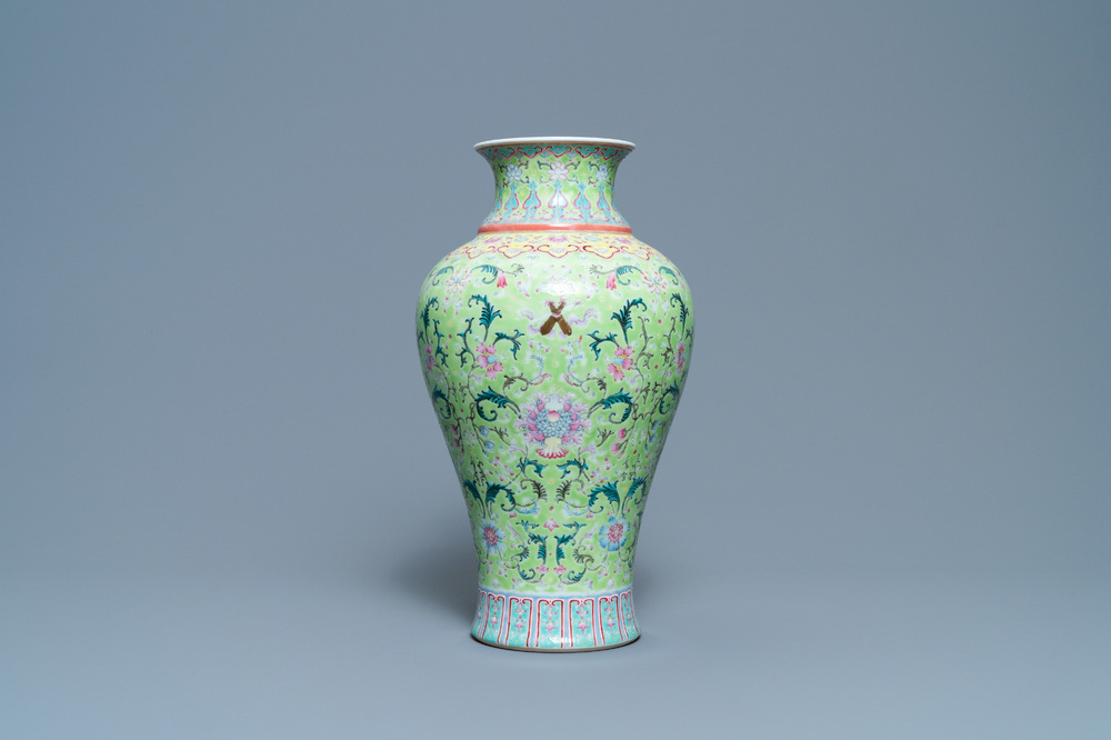 Un vase en porcelaine de Chine famille rose &agrave; fond de couleur vert lime, marque de Qianlong, 19/20&egrave;me