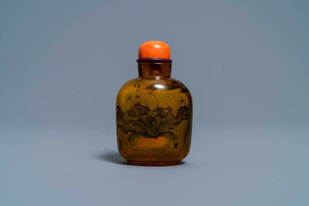 Een Chinese binnenin beschilderde glazen snuiffles met sprinkhanen, toegeschreven aan Xue Shaofu, ca. 1900