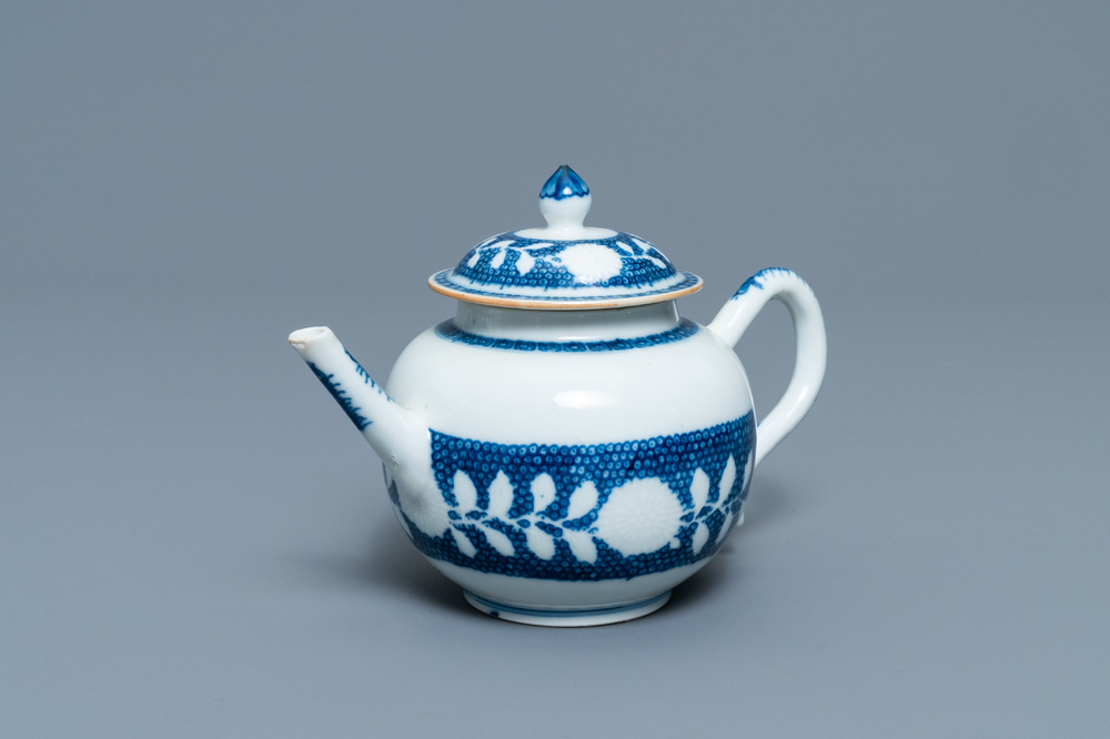 Een Chinese blauw-witte theepot met onderglazuur decor, Yongzheng/Qianlong