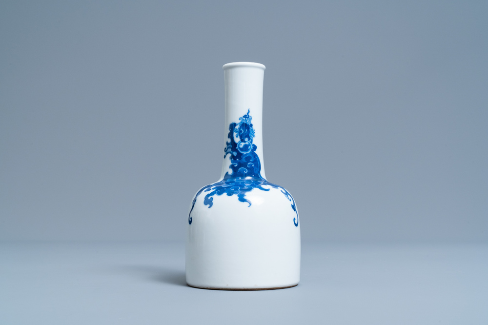 Un vase en porcelaine de Chine en bleu et blanc &agrave; d&eacute;cor d'un ph&eacute;nix, 19/20&egrave;me