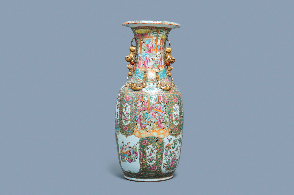 Un grand vase en porcelaine de Chine famille rose de Canton, 19&egrave;me