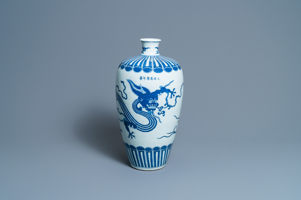 Un vase de forme 'meiping' en porcelaine de Chine en bleu et blanc, marque de Wanli, 19&egrave;me