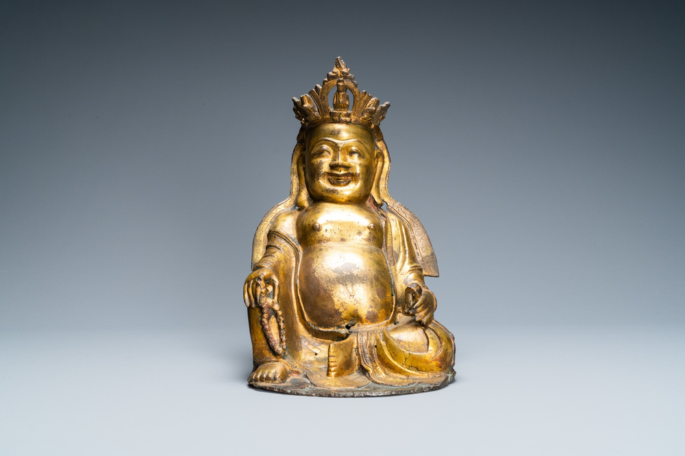 Een Chinese vergulde bronzen figuur van een zittende Boeddha, Ming