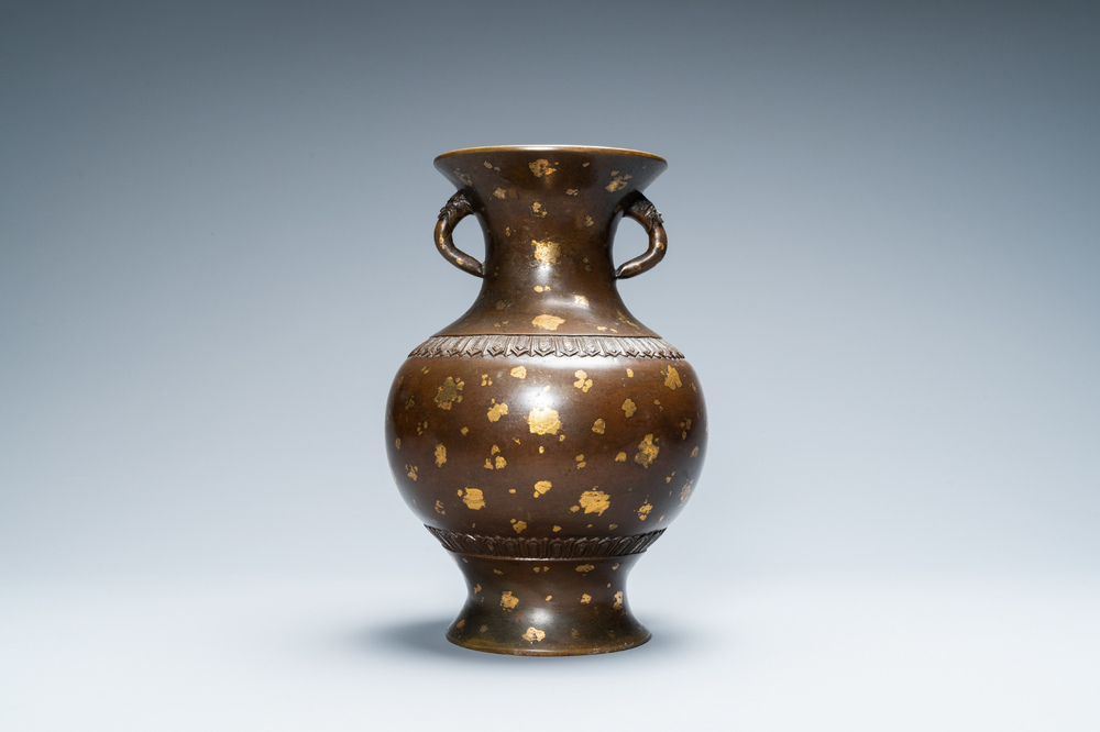 Un vase en bronze t&acirc;ch&eacute; d'or, marque de Qianlong, Qing