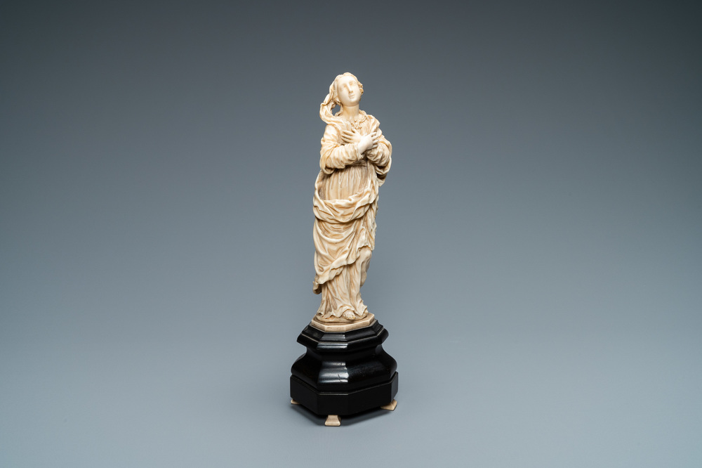 Une statue d'une Vierge en ivoire sur socle en bois, Flandres ou Allemagne, 17&egrave;me