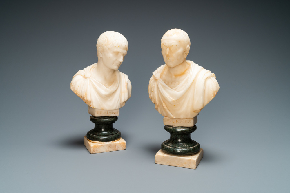 Een paar Italiaanse albasten bustes van de keizers Trajanus en Julius Caesar, 19e eeuw