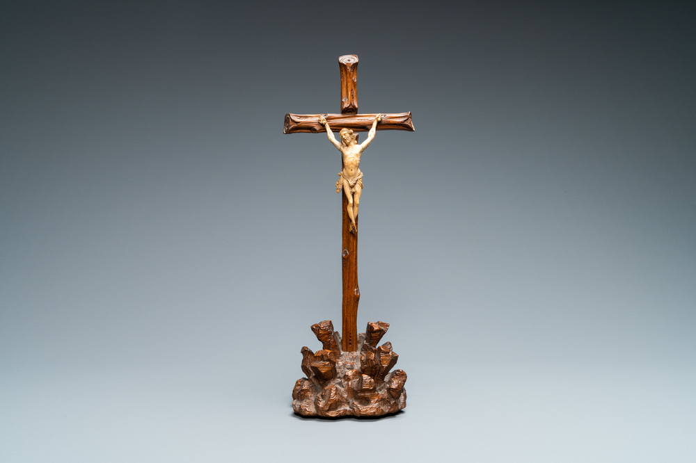 Un crucifix avec Christ en ivoire sur une croix en bois en forme de troncs d&rsquo;arbre sur tertre, France, 17/18&egrave;me