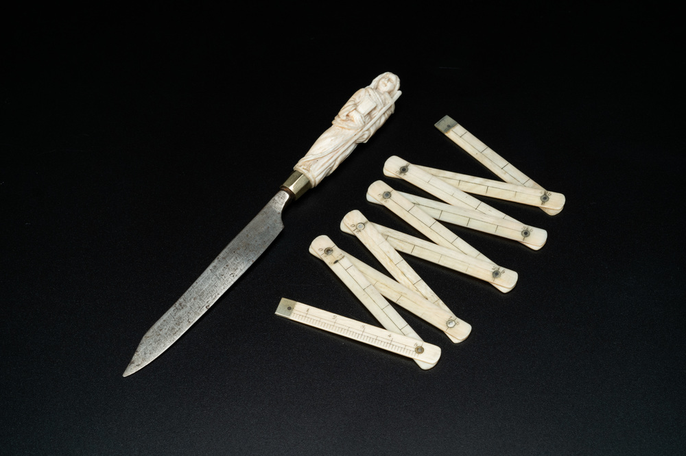 Een mes met ivoren heft voorstellende de goddelijke deugd van het geloof en een ivoren kleermakersmeter, 17/18e en 19e eeuw