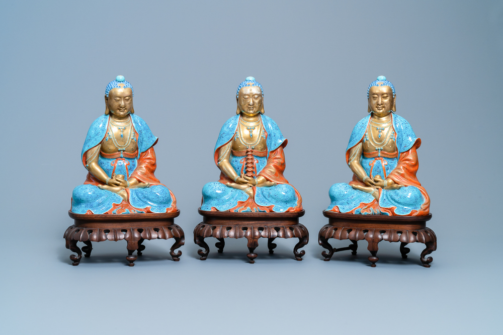 Drie Chinese figuren van Bodhisattva met robin's egg en verguld glazuur, Qianlong/Jiaqing