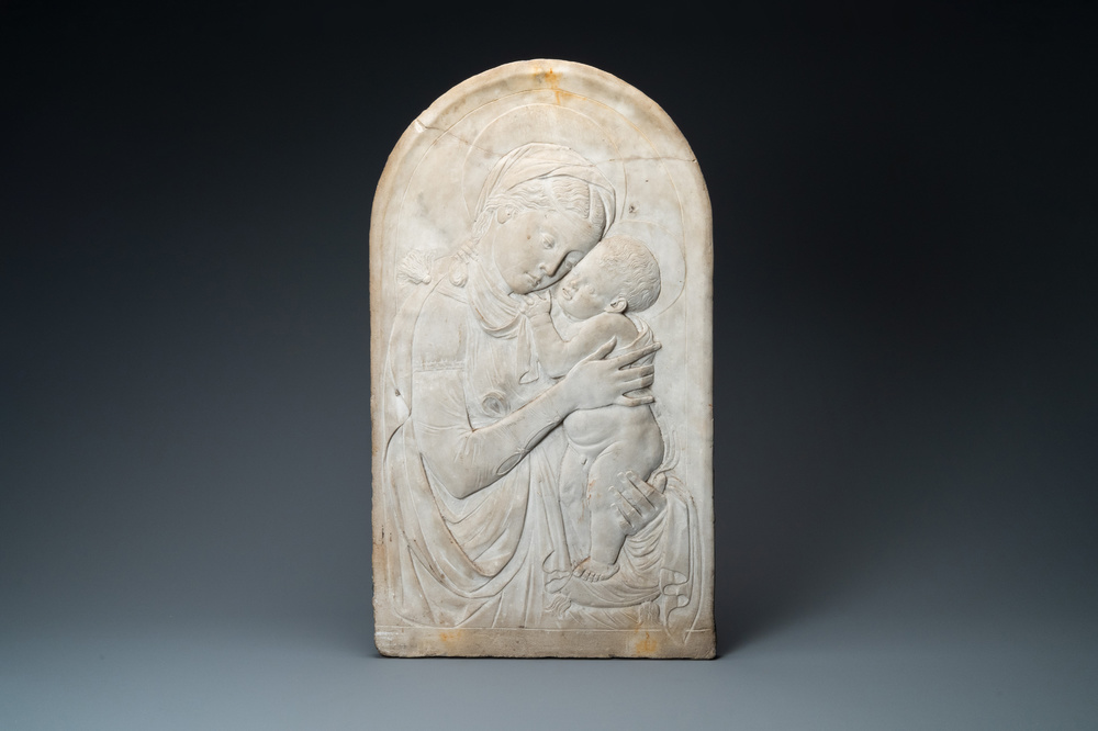 Ecole italienne, 19&egrave;me, d'apr&egrave;s Desiderio da Settignano (1430-1464): un bas-relief en marbre figurant une Vierge &agrave; l'Enfant