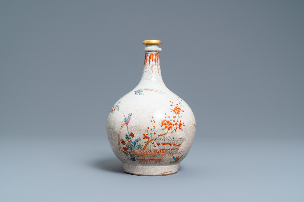Une bouteille de pharmacie en porcelaine Arita de Japon d&eacute;cor&eacute;e de style Kakiemon aux Pays-Bas, Edo, 17/18&egrave;me