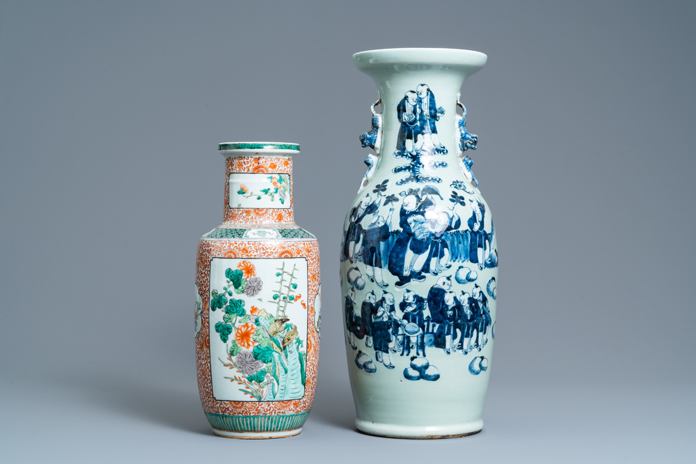 Een Chinese blauw-witte celadon vaas en een famille verte rouleau vaas, 19e eeuw