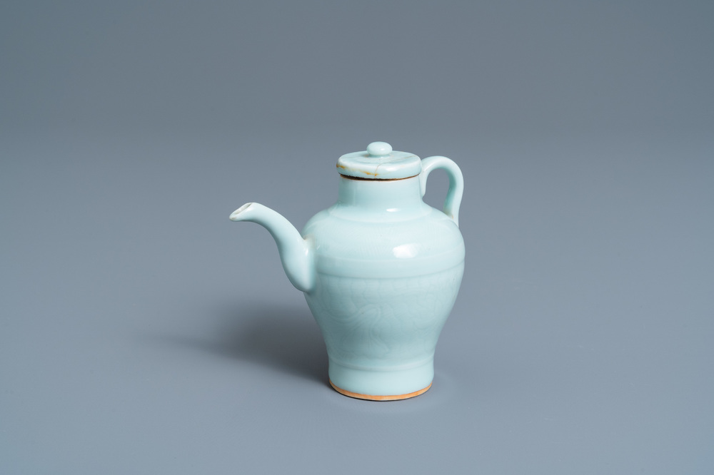 Een Chinese monochrome celadon dekselkan met onderglazuur decor, Qianlong