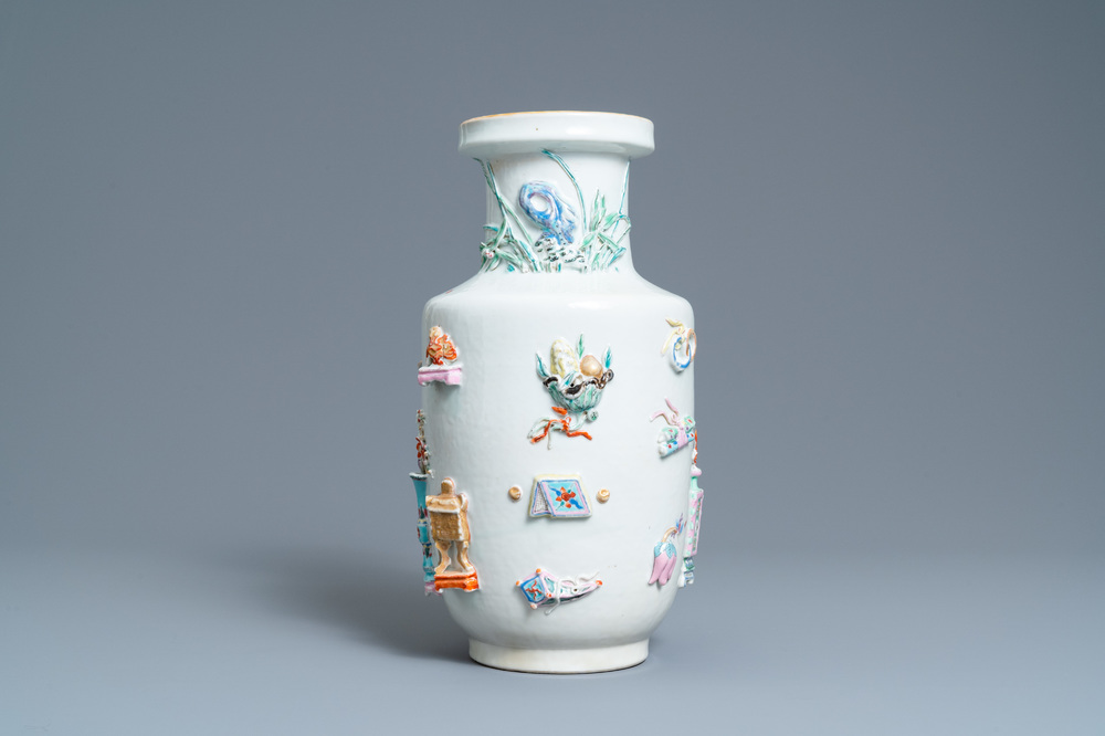 Un vase en porcelaine de Chine famille rose &agrave; d&eacute;cor d'antiquit&eacute;s en relief, Yongzheng