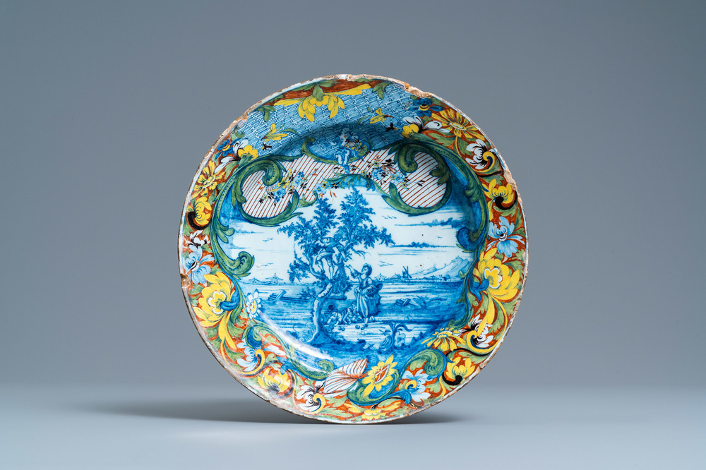 Un plat en fa&iuml;ence de Delft polychrome &agrave; d&eacute;cor de la cueillette de pommes, 18&egrave;me