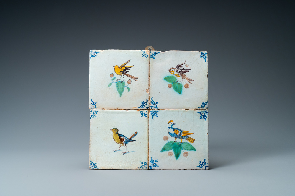 Vier polychrome Delftse tegels met vogels, 17e eeuw