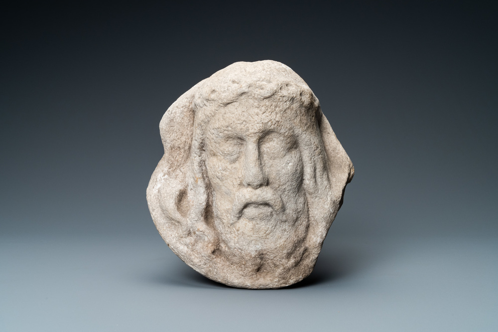 Un m&eacute;daillon en marbre sculpt&eacute; en haut relief repr&eacute;sentant la face de Christ, prob. Italie, 15/16&egrave;me