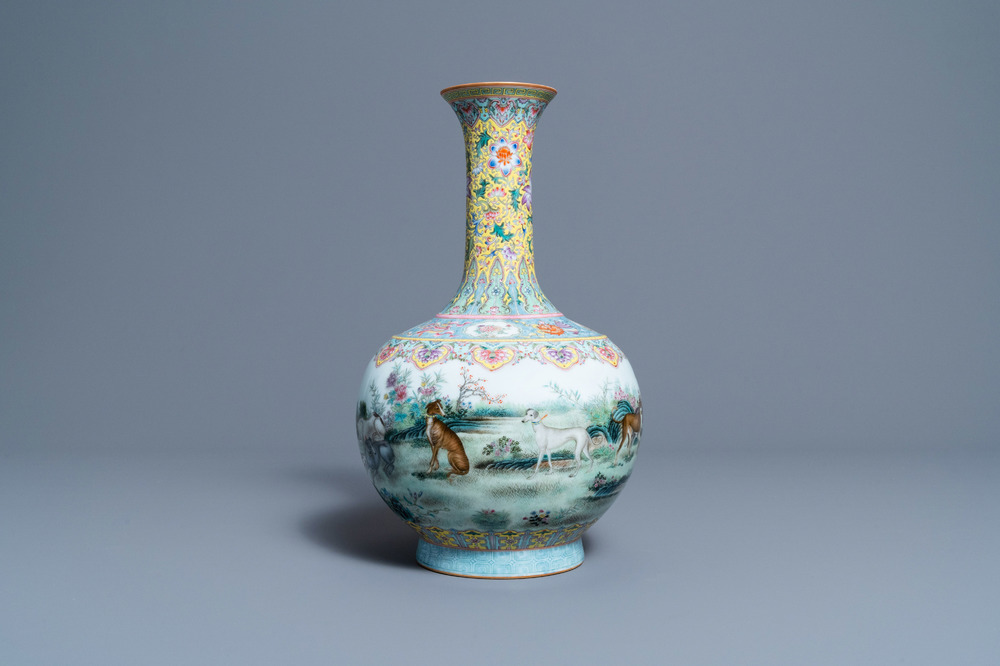 Un vase de forme bouteille en porcelaine de Chine famille rose &agrave; d&eacute;cor de chiens, marque de Qianlong