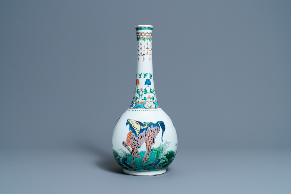 Un grand vase de forme bouteille en porcelaine de Chine famille verte &agrave; d&eacute;cor d'animaux mythiques, Kangxi