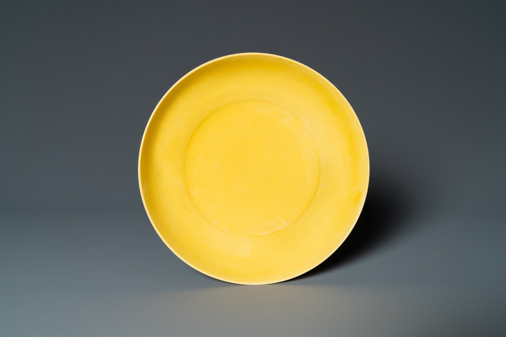 Une assiette en porcelaine de Chine jaune monochrome, marque et &eacute;poque de Kangxi