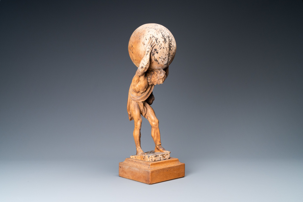 Une statue d'Atlas portant le globe c&eacute;leste sur ses &eacute;paules en tilleul sculpt&eacute;, Allemagne, vers 1700