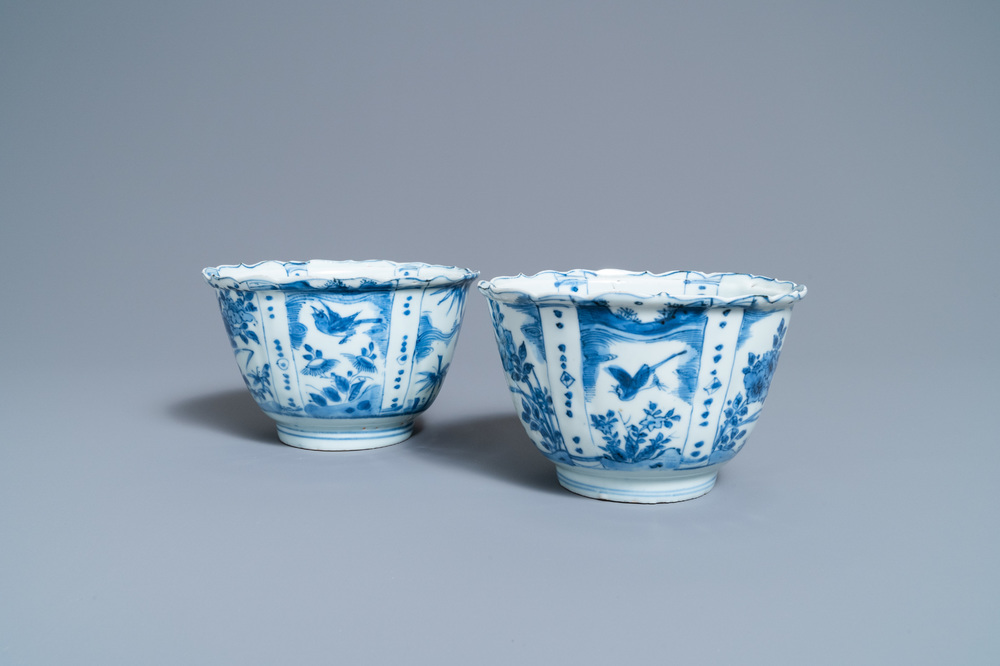 A pair of Chinese blue and white kraak porcelain 'crow' bowls, Wanli