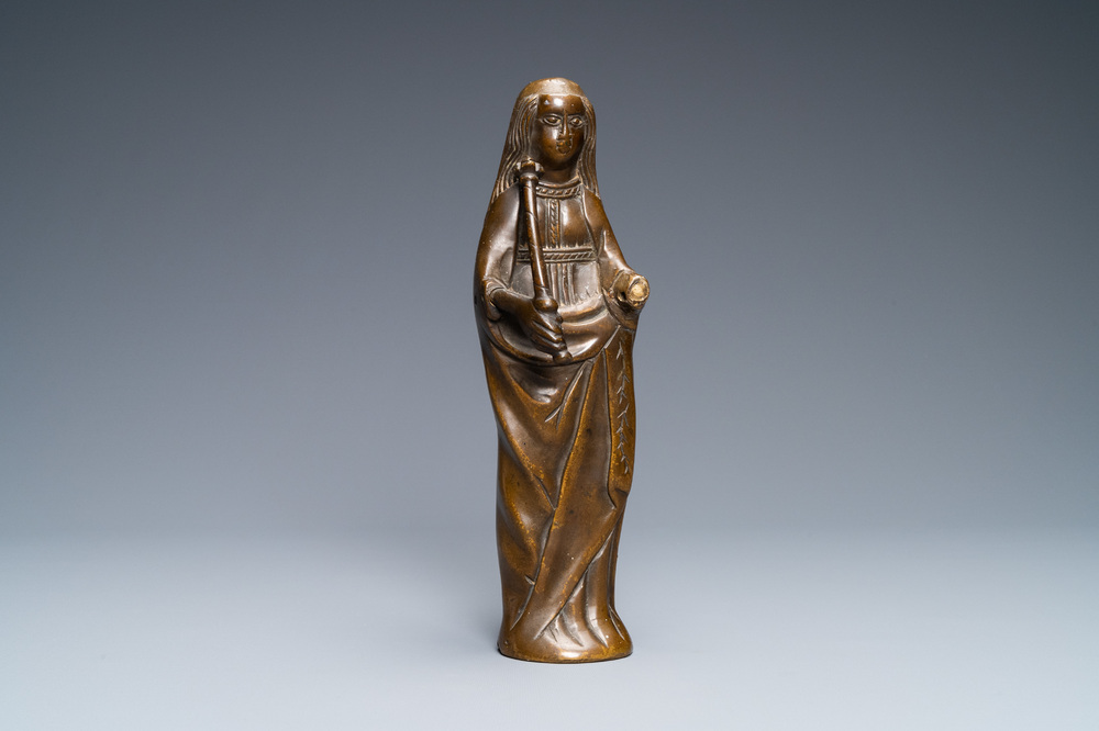 Un ornement de lustre en bronze en forme d'une Vierge, Flandres, 16&egrave;me